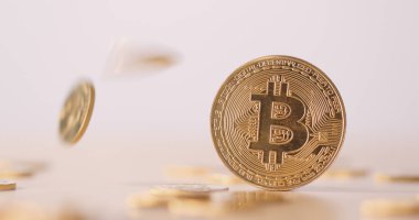 Bitcoin bulanık arka plan üzerine düşen