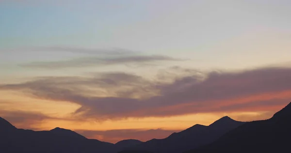 雲や山を望むサンセット — ストック写真