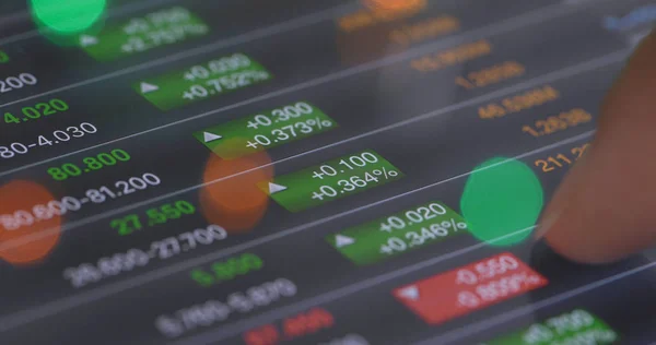 数字平板电脑显示股票市场指数 — 图库照片
