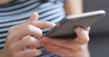 Evde akıllı telefon kullanan kadın yakın çekim 