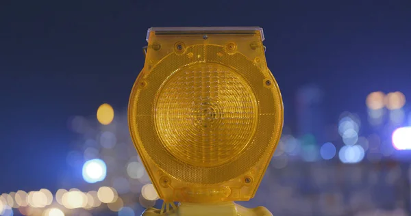 安全警告晚上在城市的黄色灯 — 图库照片