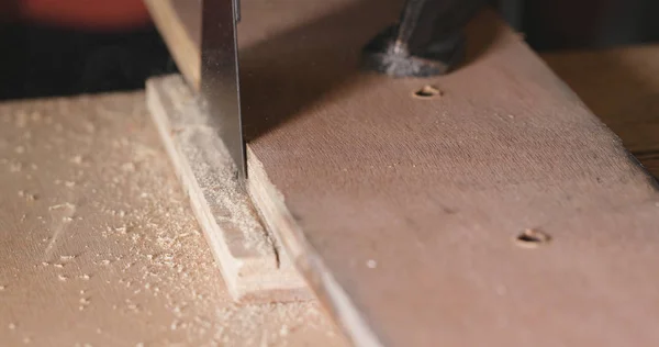 Trabajador Madera Que Corta Pedazo Madera Usando Rompecabezas —  Fotos de Stock