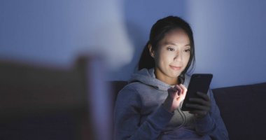 Geceleri tablet bilgisayar kullanan kadın 