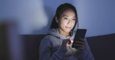 cep telefonu evde kullanan kadın 