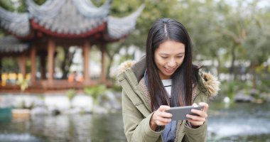 Kadın telefonda Çin, Çince köşk Bahçe oyun oynama 