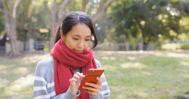 Park içinde hareket eden telefon, arayan kadın 