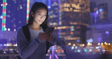 Cep telefonu şehirde geceleri kullanan kadın 