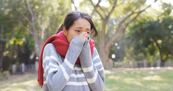 Mujer Sintiendo Frío Invierno — Foto de Stock