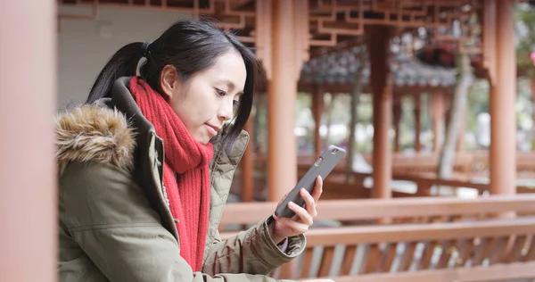 中国でスマート フォンを使用しての女性 — ストック写真