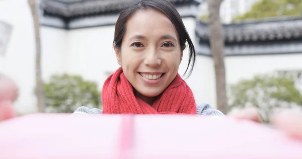 Ευτυχισμένη Γυναίκα Λαμβάνει Ένα Πλαίσιο Δώρο Στην Κίνα — Φωτογραφία Αρχείου