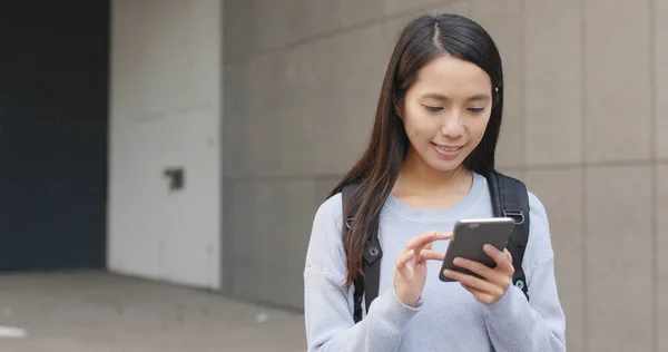 在室外使用手机的女人 — 图库照片