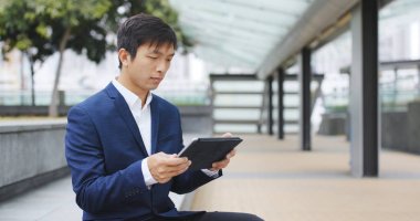 Tablet bilgisayar kullanan işadamı 