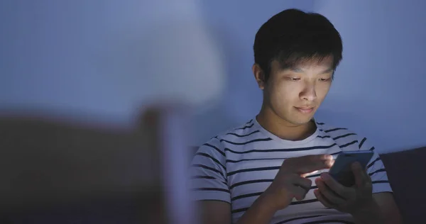 Asiatiska Man Med Hjälp Mobiltelefon — Stockfoto