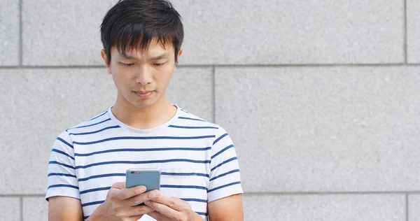 Man Som Använder Mobiltelefon — Stockfoto