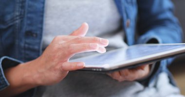 Dijital tablet bilgisayar kullanan kadın