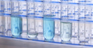 Sıvı test tüpleri bırakarak 