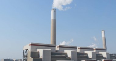 Fabrika yığında üzerinde mavi gökyüzü duman 