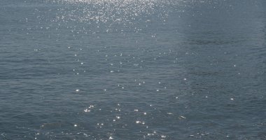 Deniz yüzeyi ve güneş ışığı görünümü