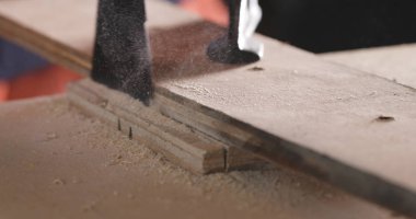 Testere ile kesme ahşap yakın çekim 