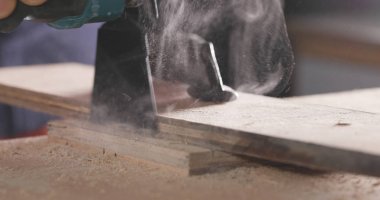 Ahşap testere bir testere ile kesme 