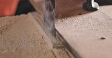 Testere ile kesme ahşap yakın çekim 