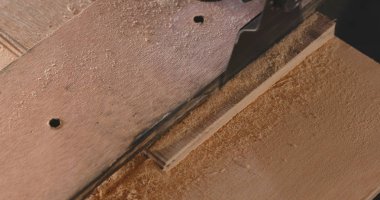 Testere ile kesme tahtası yakın çekim