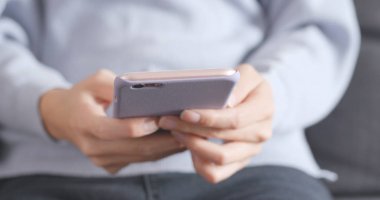 Elinde cep telefonu kullanan kadın