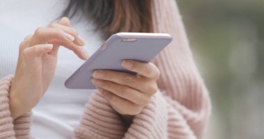 Mobil telefon kullanan kadın yakın çekim 