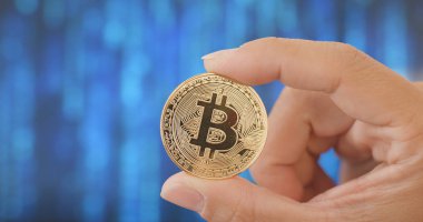 Bitcoin dijital arka plan üzerinde tutan el