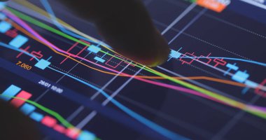 Borsa grafik üzerinde parmak değmek 