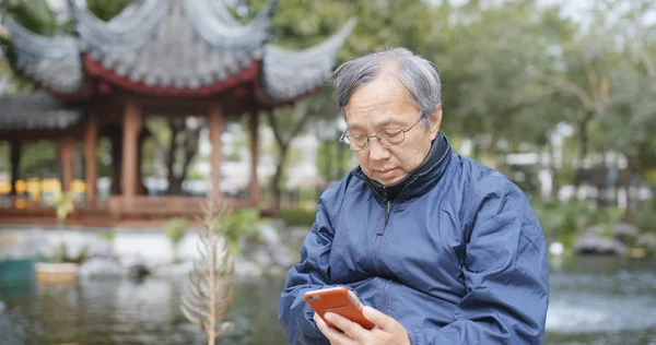 Homem Sênior Assistindo Smartphone China — Fotografia de Stock