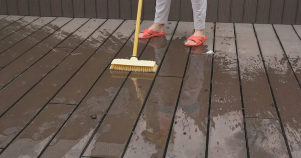 Γυναίκα Τον Καθαρισμό Του Δαπέδου Βούρτσα — Φωτογραφία Αρχείου