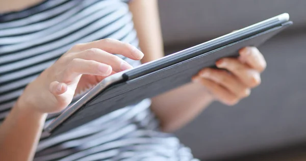 Νεαρή Γυναίκα Που Χρησιμοποιεί Ψηφιακό Υπολογιστή Tablet — Φωτογραφία Αρχείου