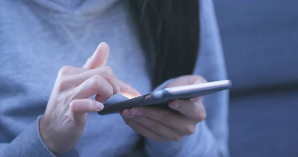 Vrouw Met Behulp Van Smartphone Avonds — Stockfoto