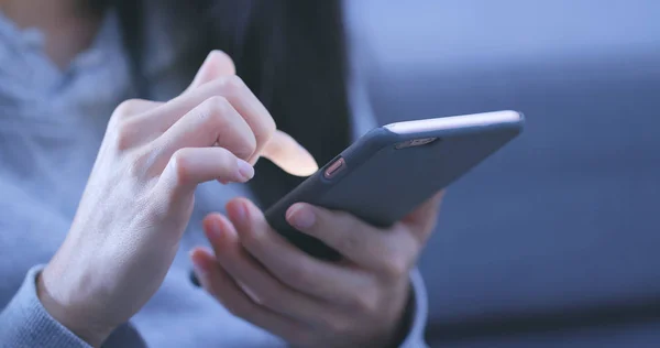 Close Van Vrouw Met Behulp Van Mobiele Telefoon — Stockfoto