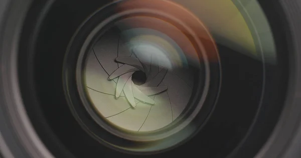 카메라 렌즈는 조리개를 조정하고 확대하고 — 스톡 사진