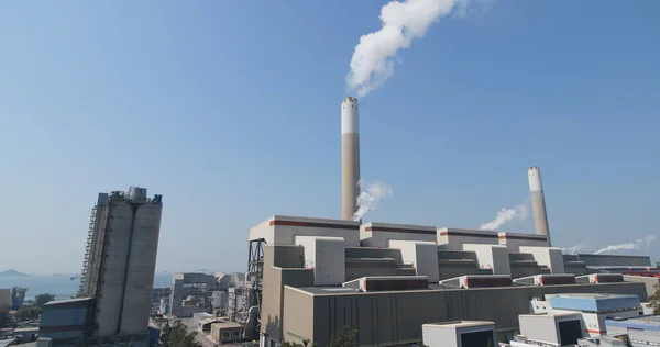 Fábrica Industrial Chaminé Fumaça Sobre Céu Azul — Fotografia de Stock