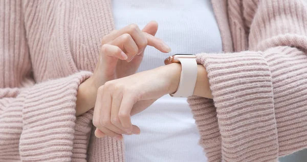 Kobieta Pomocą Inteligentnego Zegarka Rękę Kobiety — Zdjęcie stockowe