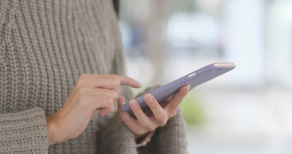 Frau Nutzt Handy Aus Nächster Nähe — Stockfoto