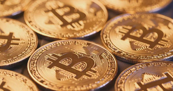 Yığın altın Bitcoins yakın çekim