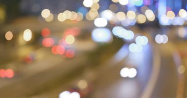 Geceleri şehir trafiğinin bulanıklık 
