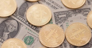 Bize dolar ve bitcoins yığını