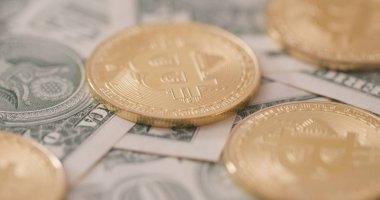 Bize dolar ve bitcoins yığını