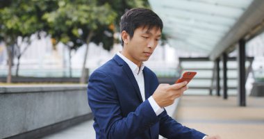 Cep telefonu kullanan iş adamı 