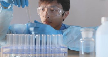 Laboratuvar test tüpleri üzerinde çalışan araştırmacılar