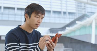 Cep telefonu açık, kullanan adam 