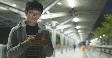 Geceleri Hong Kong cep telefonu kullanan adam 