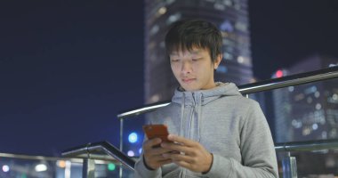 Şehirde cep telefonu kullanan adam 