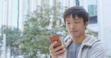 Smartphone, açık kullanan adam 