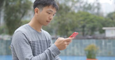 Cep telefonu kullanan adam 